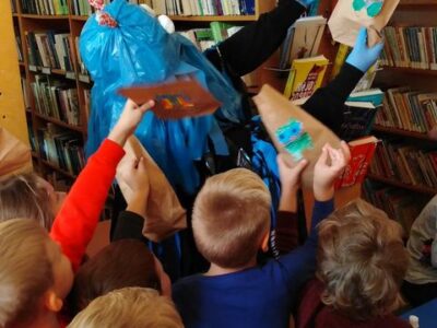 Edukacinis rytmetys bibliotekoje „Papuošk dovanų maišelį monstriuku“