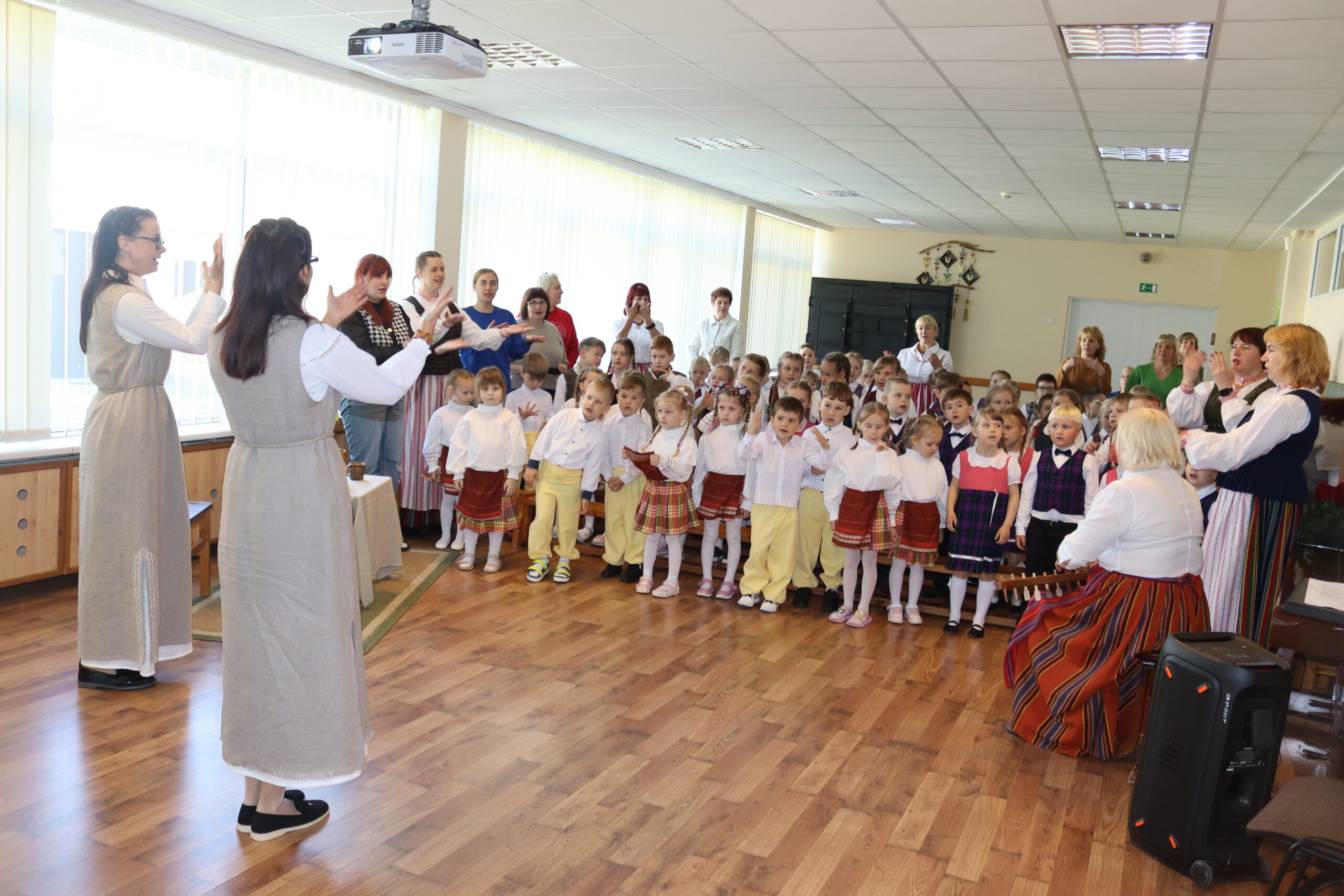 VAIKŲ FOLKLORO ŠVENTĖ „PASIBOVEMA“ VAIKŲ FOLKLORO ŠVENTĖ „PASIBOVEMA“