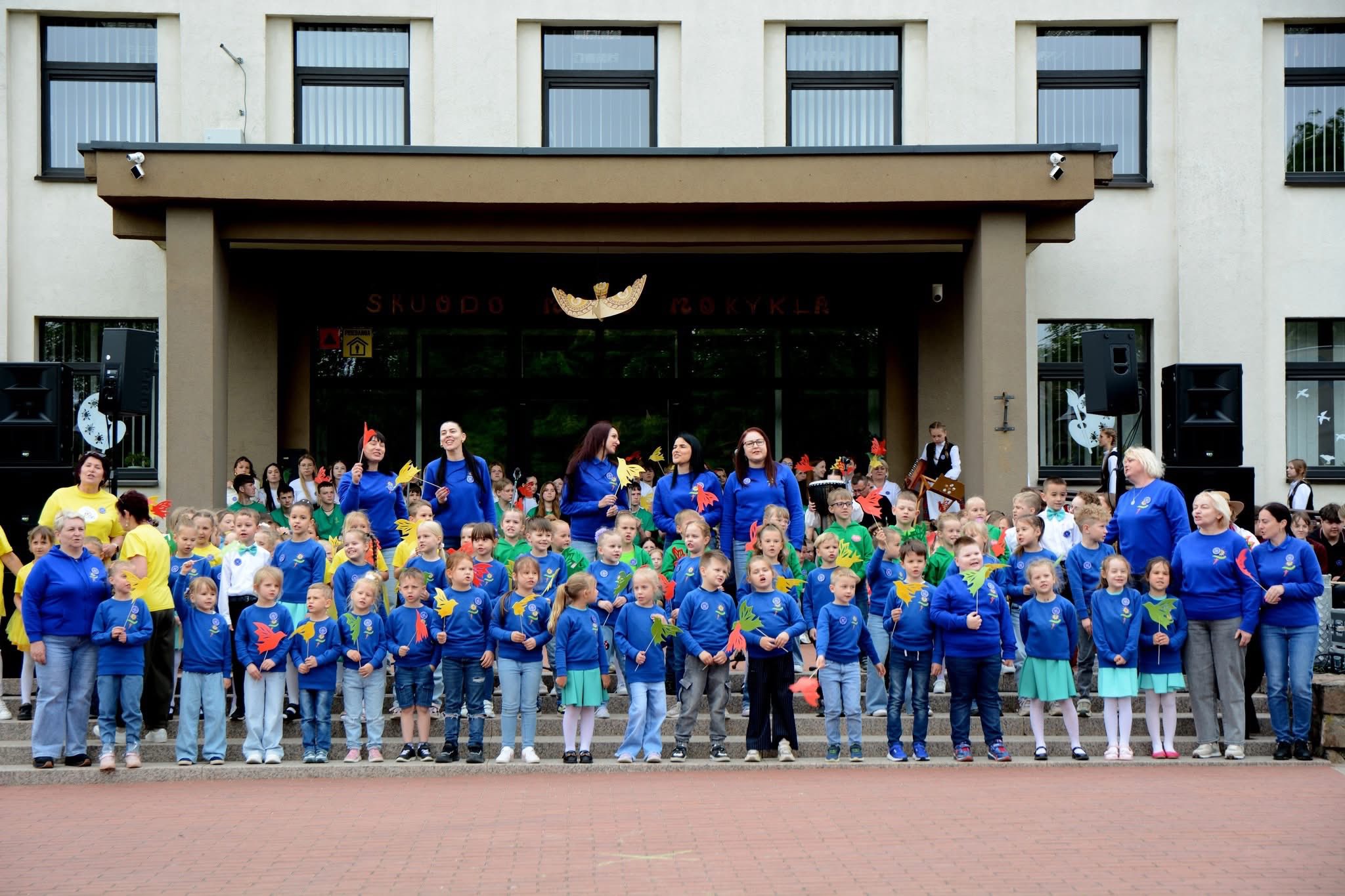 „Augu po Skuodo dangum“ – su šypsenom ir džiaugsmu! 🌤️🎶