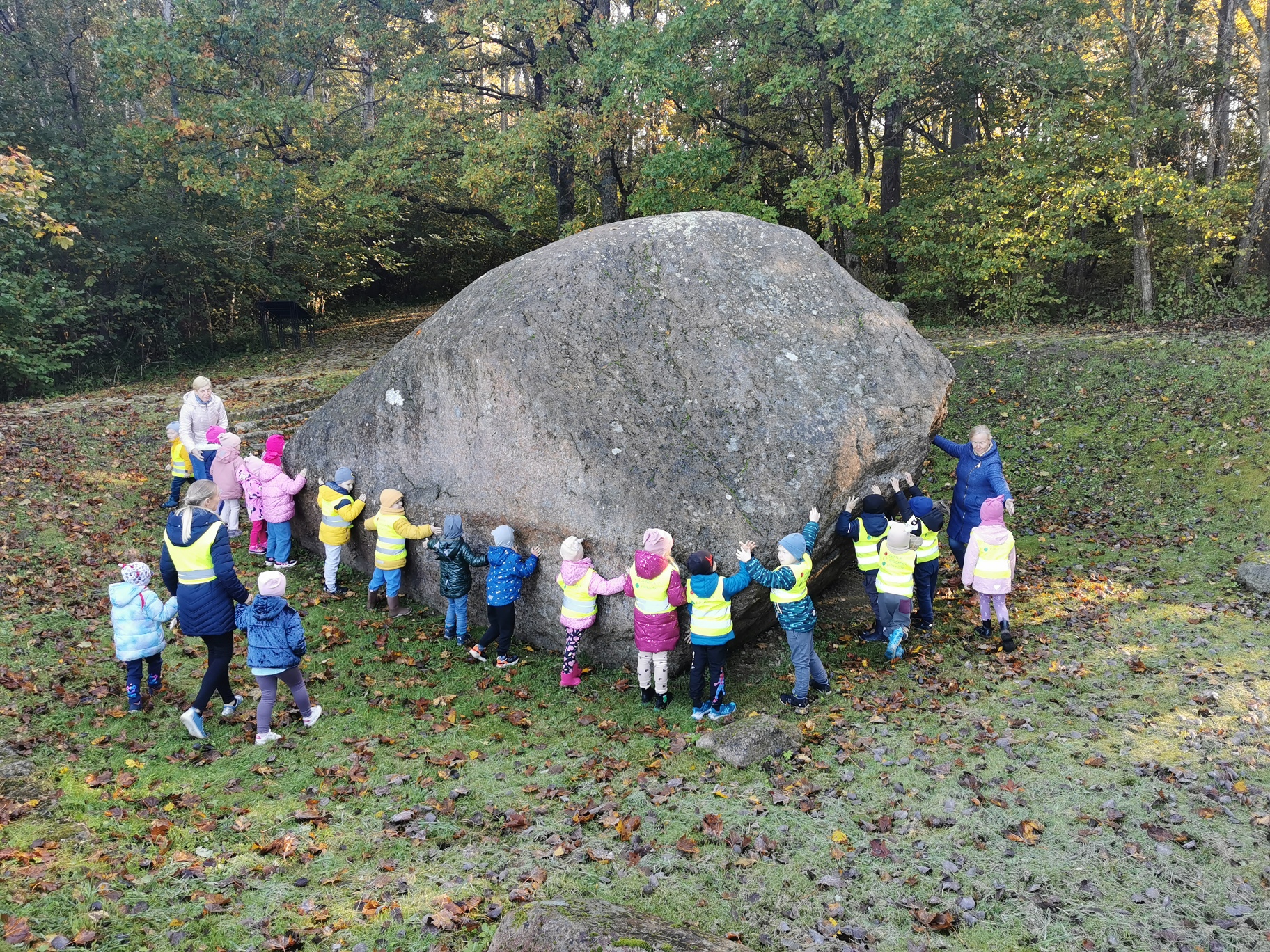 Mažieji akmens paslapčių tyrinėtojai svečiavosi pas skulptorių Mindaugą Jankauską