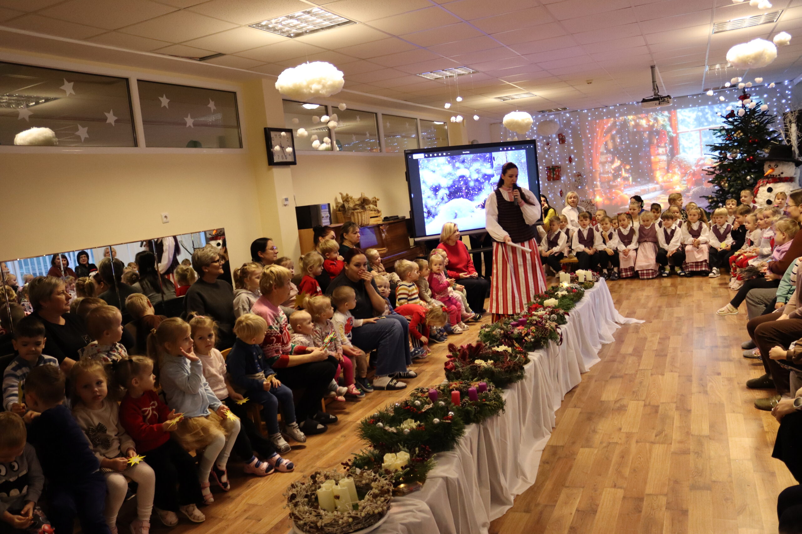 Advento pradžios šventė „Saulutės” korpuse: stebuklingas rytas, pripildytas žiburių, žvaigždučių ir laukimo džiaugsmo