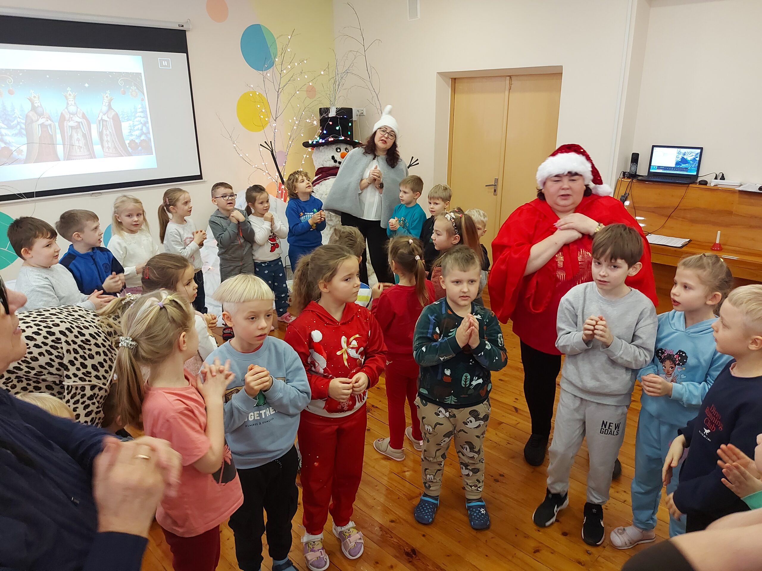 Atsisveikinimas su eglute. Trys karaliai „Liepaitės“ korpuse Atsisveikinimas su eglute. Trys karaliai „Liepaitės“ korpuse